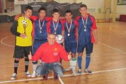 Деца в неравностойно положение мериха сили във футболен турнир