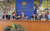 Министър Петър Стойчев и екипът му ще изградят 8 спортни площадки в София и страната