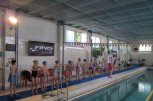 Министър Петър Стойчев тренира деца в училище - снимка 1