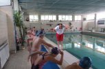 Министър Петър Стойчев тренира деца в училище - снимка 3