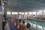 Министър Петър Стойчев тренира деца в училище - снимка 2