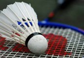 Деца тренират бадминтон по проект на спортен клуб в Разград