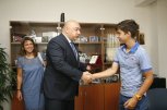 Красен Кралев награди шампиона от Европейския олимпийски младежки фестивал Адриан Андреев - снимка 1