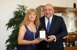 Красен Кралев награди с почетни плакети сребърната медалистка Лиляна Георгиева - снимка 1